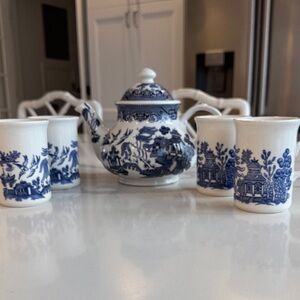Churchill Blue Willow teapot mug set chinoiserie china porcelain made in england